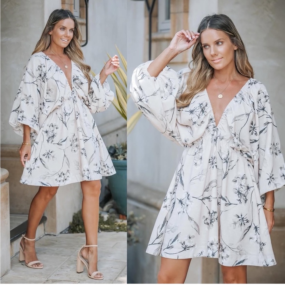 ✨NWT✨Floral Deep Vneck Mini Dress